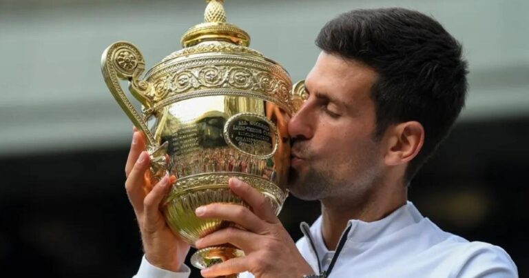 Novak-Djokovic holding wimbledon trophy